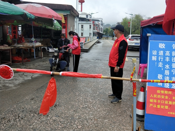 D:\Backup\桌面\新闻\20200227beat365体育官网学子积极参与疫情防控志愿服务工作\学生党员丘春雨参与疫情防控志愿服务（发文稿）.jpg